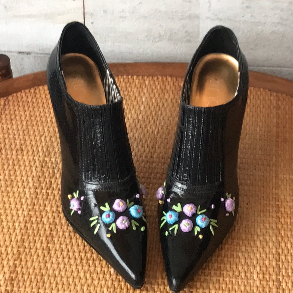 ZINC Shiny Leather Stilettoe Boots Straw Flowers Accents